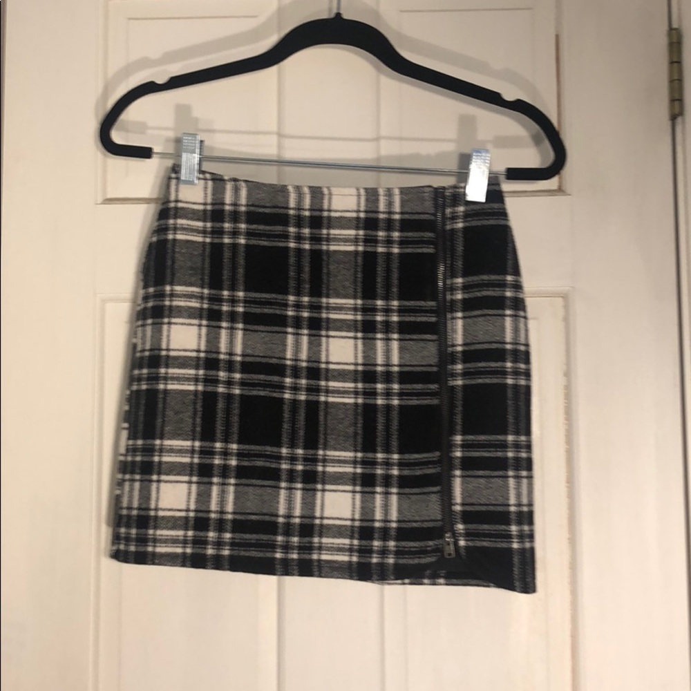 Black and White Pencil Skirt with Zipper Detail